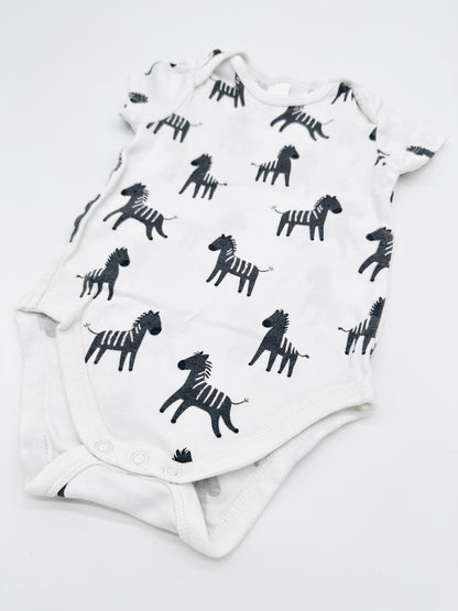 Weißer Body mit Zebra-Print - Gr. 74 (C&A)