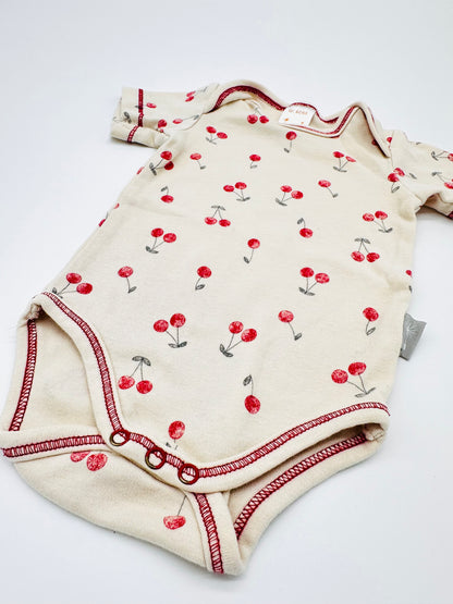 Kurzarmbody mit Kirschprint - Gr.62/68 (Pusblu)